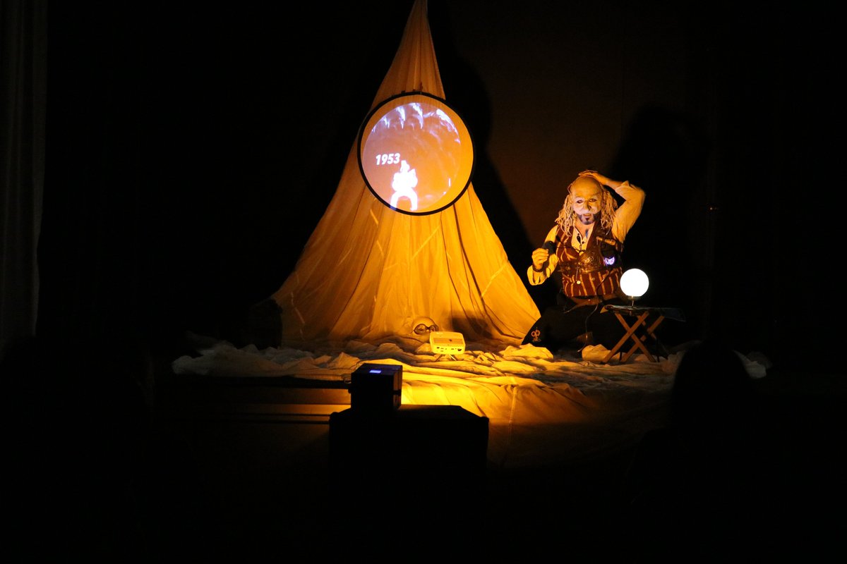 AF_Trujillo1's tweet photo. Continuando con el #NOVTEC tuvimos el espectáculo « Le chant de la lune » una combinación de magia, efectos audiovisuales y teatro. ¡Encantador!
Gracias a:
@lafranceauperou @IFParis @IFnumerique @AFLima_Oficial @mezzalira_n
#novembrenumerique #FranciaenPerú https://t.co/DwcYCpxef3
