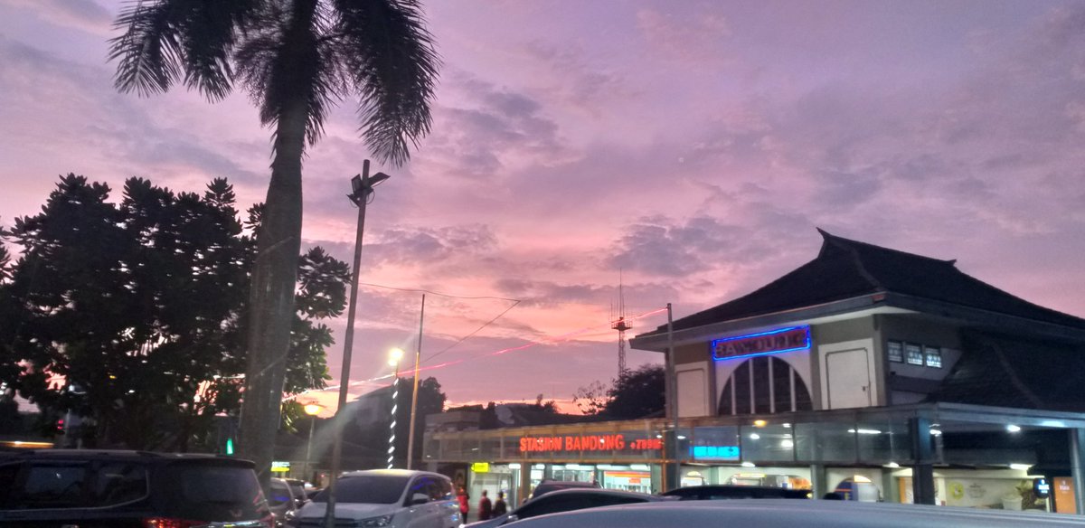 Bismillah selamat pagi langit merah merona 

In frame station bandung 🚉🚉