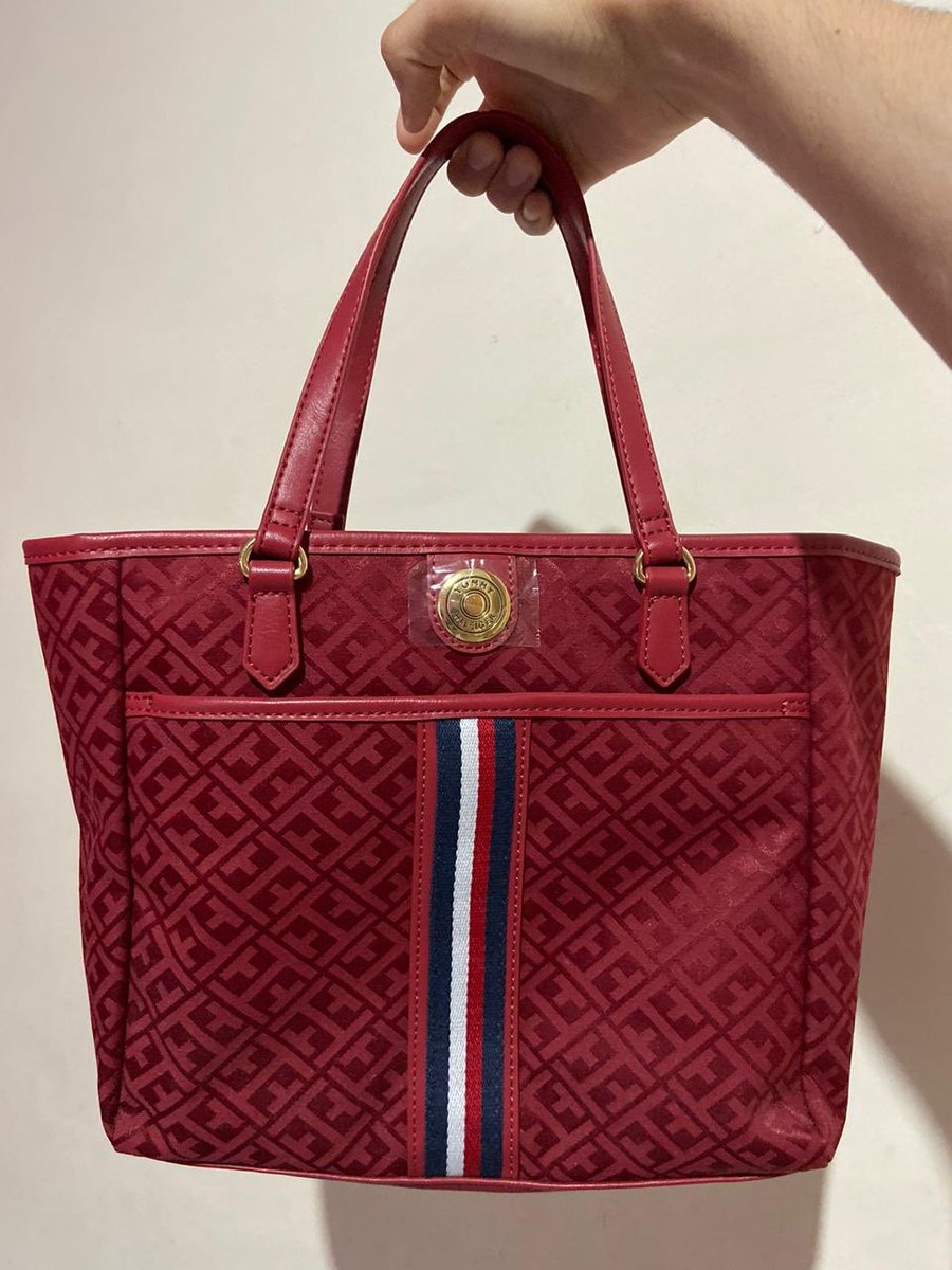 valeriaangulo04's tweet photo. Amigos estoy vendiendo una bolsa Tommy nueva original , para poder solventar los gastos de hospitalización de mi perrito Chimuelo🥺😭

ayudenme con un RT ‼️‼️‼️ https://t.co/OKcNmYQEsK