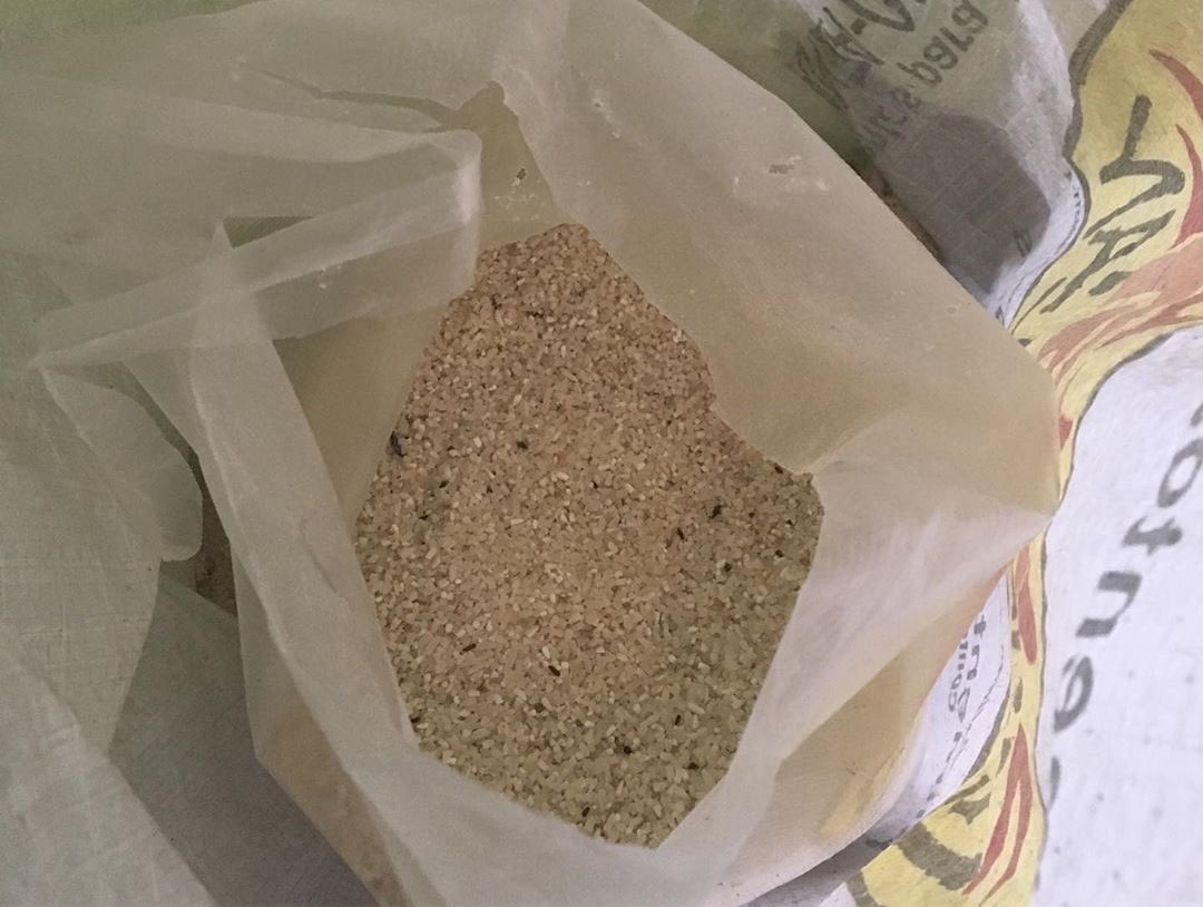 today, ✨✨ I spent a lot of the day looking for donations in the street, it was quite tiring but every effort has its reward and we were able to get another bag of rice !!!! The truth is that I am very happy because I can feed the puppies until Saturday! 🙏🏻🙏🏻🙏🏻🐶