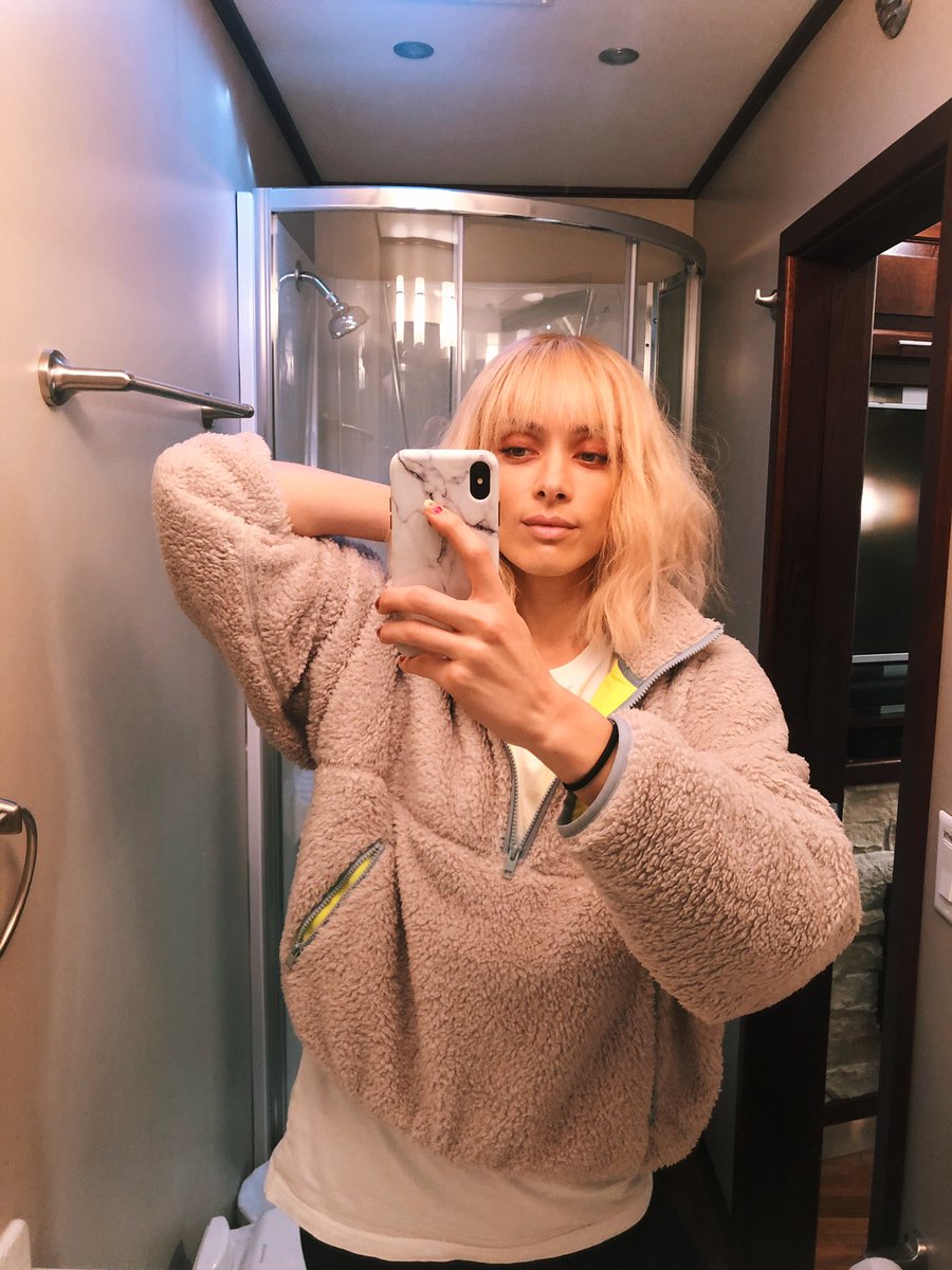 RachieSkarsten's tweet photo. Wear your bed to work kind of day https://t.co/iRpHfVrQbI