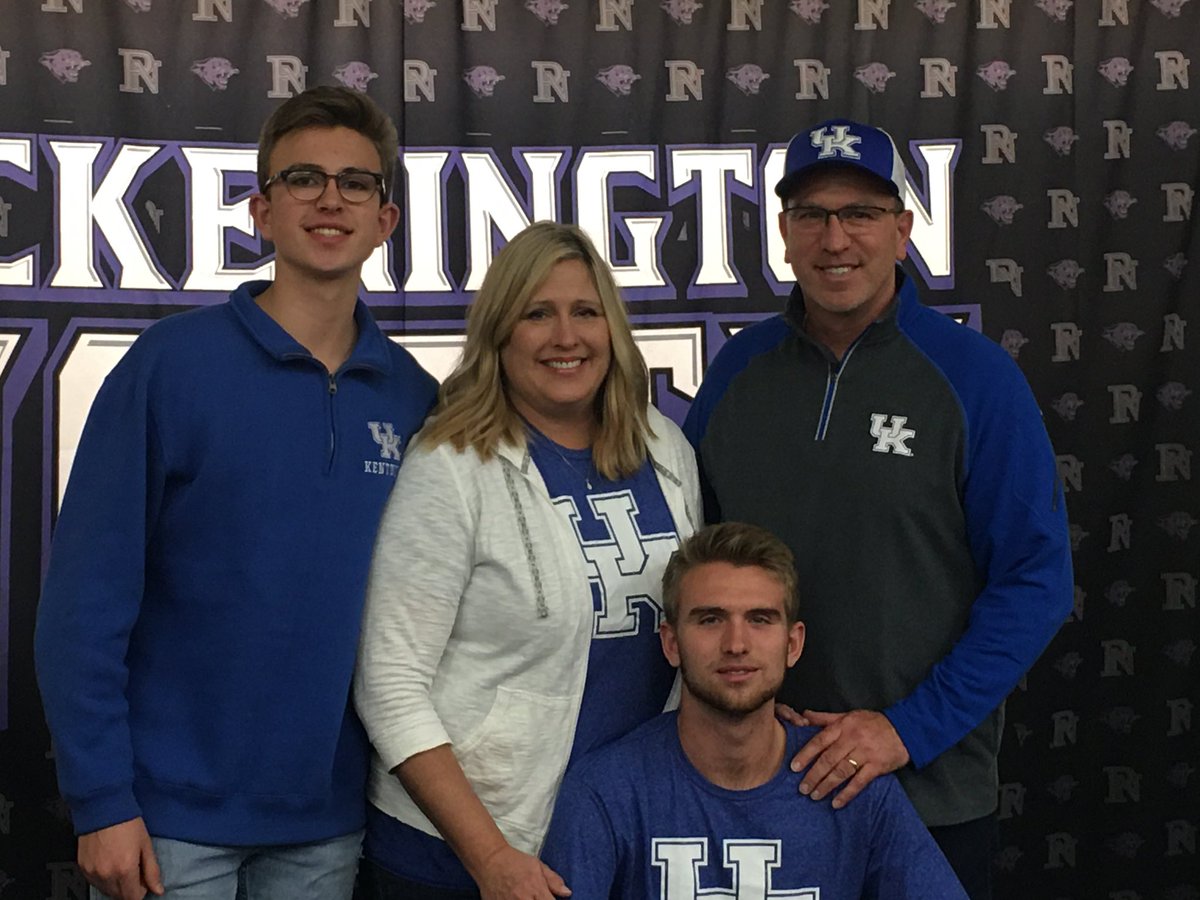 MattDuvall10's tweet photo. Official✍🏻 Excited for the next 4 years! #WeAreUK https://t.co/9WU6r2Y55e