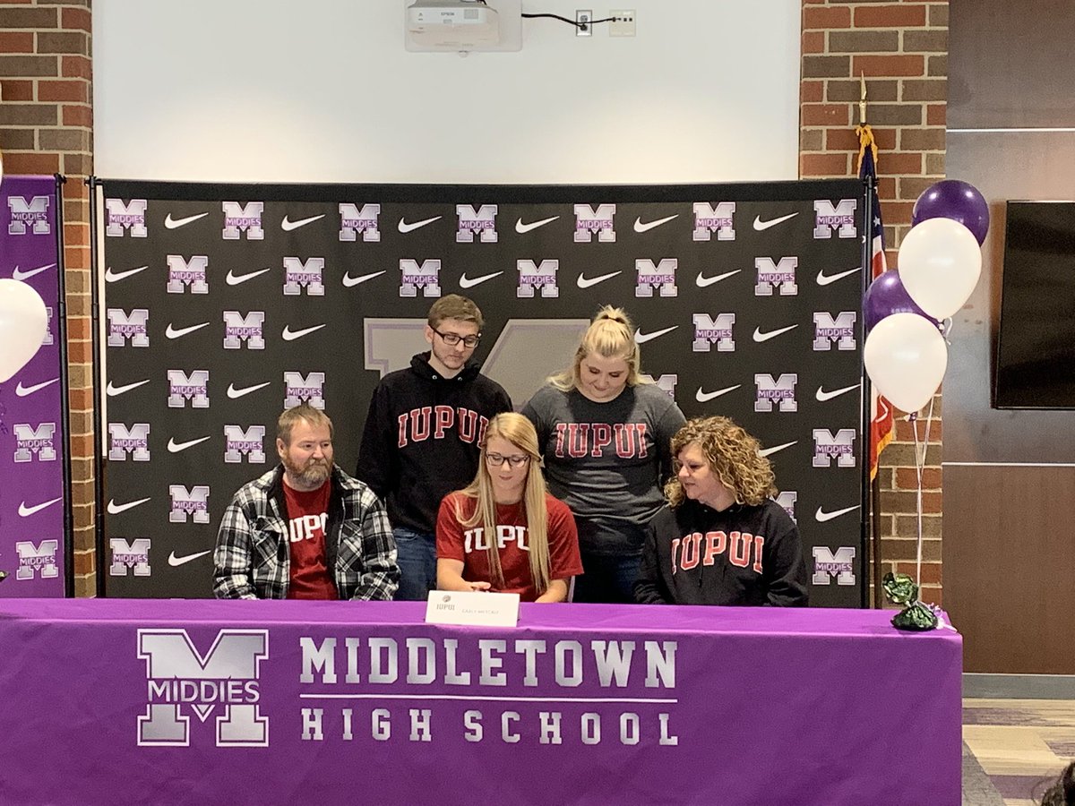 middie_softball's tweet photo. Celebrating our girl, Carly Metcalf, today as she signed with D1, IUPUI!!❤️ What an amazing scholar-athlete! Proud of her & all her accomplishments! #GoCarl #MiddieRising #MiddieSoftball #RepTheM #CollageAthlete https://t.co/zE9VblKTcN