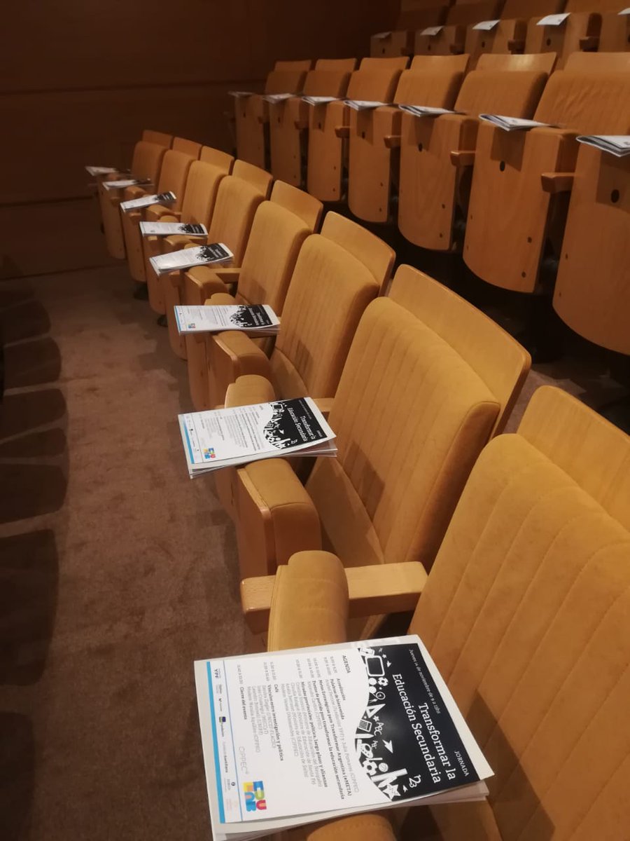 LuliCardini's tweet photo. ¡Preparando todo para mañana! #Transformarlasecundaria es una #META. Los esperamos a las 9 para pensar los cambios necesarios para los próximos 4 años desde una mirada federal, plural y de largo plazo. ¡Gracias a los que nos acompañan! Abajo el programa 👇 https://t.co/qWZpZU8Dzc