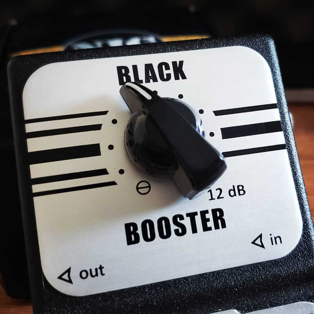 NIGmusic's tweet photo. BLACK BOOSTER: Pedal de ganho de volume. Vai de 0 a 12 decibéis de forma linear. Pode gerar distorção se forem combinados ganhos altos com sinal de entrada forte. #blackbooster #nigmusic #gnimusic #nigpedals #gnipedals #boutiquepedals #pedals #linhapocket #booster #nig #gni https://t.co/SDFygXY8e4