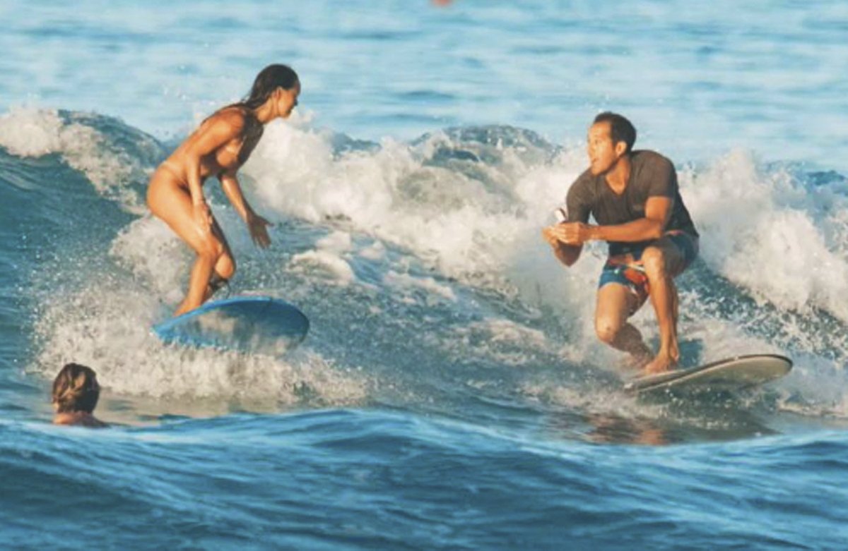 CP24's tweet image. Hawaii man proposes to girlfriend while surfing on wave cp24.to/oeRbn9R