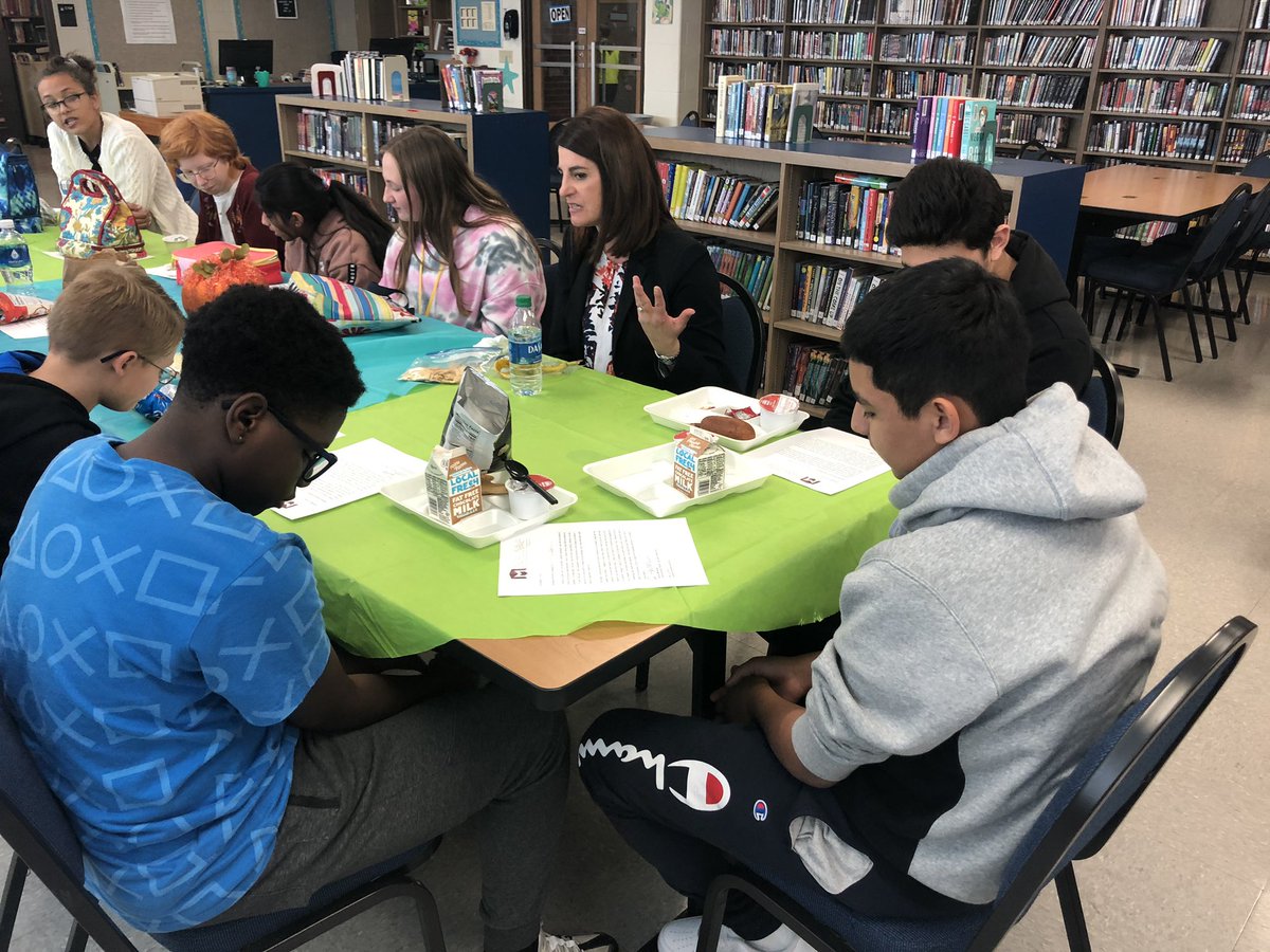 1ProudWildcat's tweet photo. Dr. Savage enjoyed lunch with Wilson Middle School students during today's student leadership lunch. Great ideas &amp; great conversation with these 6th-8th grade students!  Thank you Dr. Savage for visiting our Wildcats! https://t.co/KvvPU1AfGU