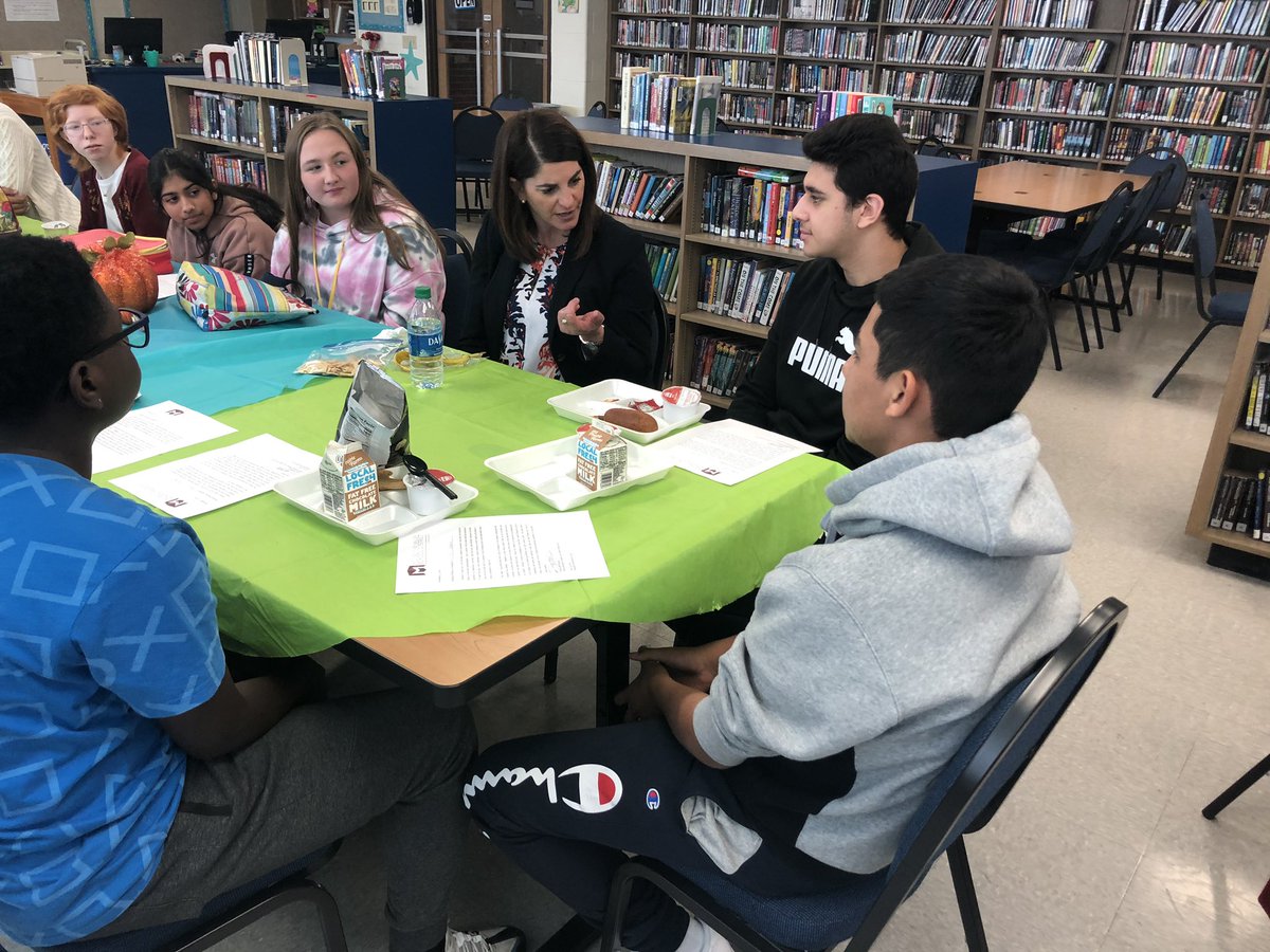 1ProudWildcat's tweet photo. Dr. Savage enjoyed lunch with Wilson Middle School students during today's student leadership lunch. Great ideas &amp; great conversation with these 6th-8th grade students!  Thank you Dr. Savage for visiting our Wildcats! https://t.co/KvvPU1AfGU