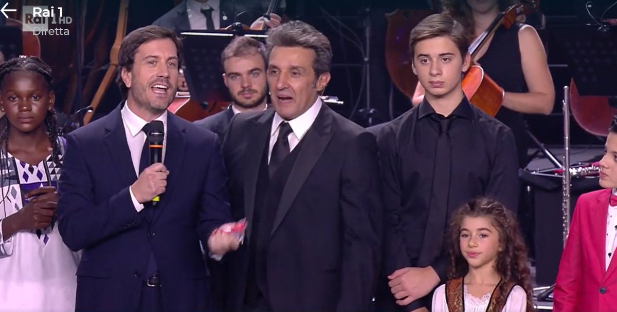 UNICEF_Italia's tweet image. "In 3 ore di trasmissione, l'anno scorso, abbiamo raccolto fondi per curare dalla malnutrizione 7.000 bambini, dare acqua potabile a 16.000, distribuire materiali didattici a 35.000"

@Andrea_Iacomini portavoce UNICEF spiega con poche, concretissime cifre, la forza di #Prodigi