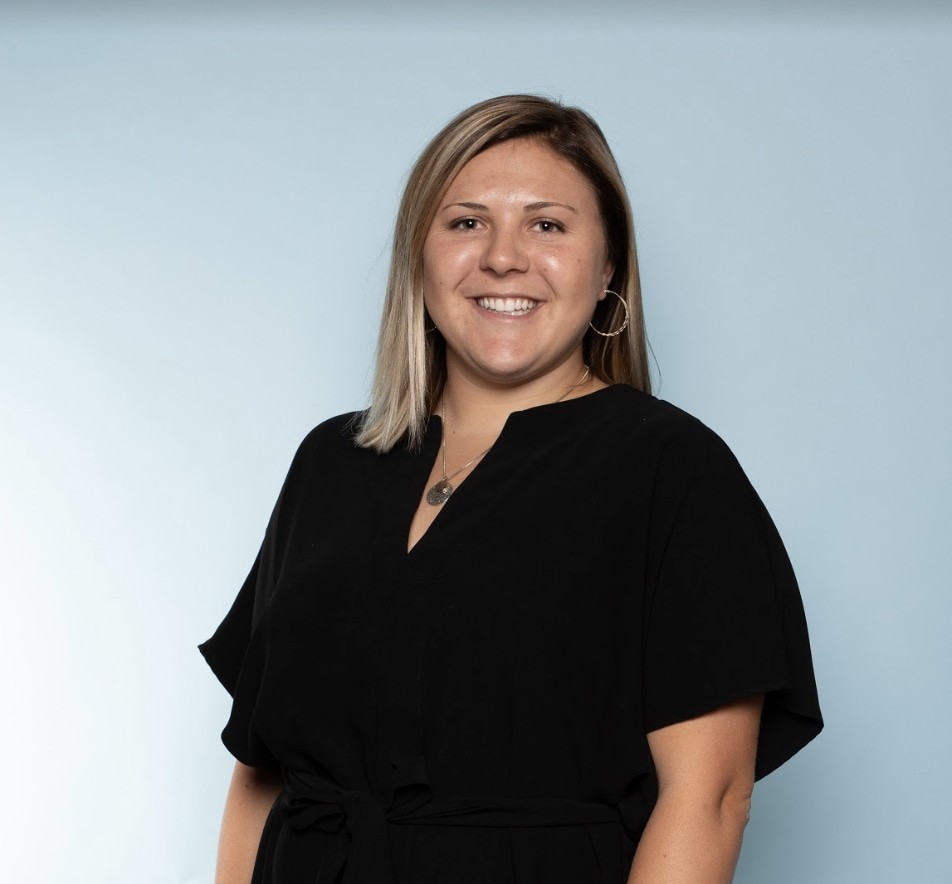 OrrFellowship's tweet photo. Another @uofcincy grad, meet First-Year Madi Gall! Madi works at @TeamNCW -a new member of Orr Fellowship's employer group. Madi is a #Cincy native and has enjoyed getting to know #Indianapolis. We're happy to have Madi and NCW! #WeAreOrrfellowship https://t.co/OvfC6CmhUw