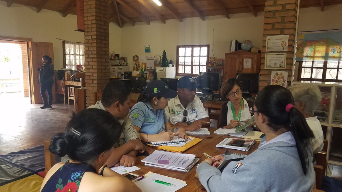 sernaHN's tweet photo. A fin de coordinar acciones en torno al fortalecimiento de la gobernanza local y la gestión hídrica de 4 microcuencas abastecedoras de agua para el casco urbano de #Tatumbla, #MiAmbiente a través del #ProyectoAdaptarC+ se reunió con la Junta Administradora de Agua y Saneamiento. https://t.co/IbFKmPBEia