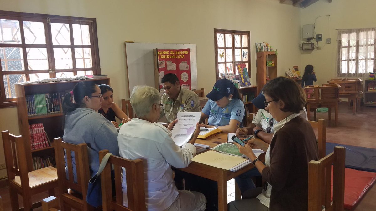 sernaHN's tweet photo. A fin de coordinar acciones en torno al fortalecimiento de la gobernanza local y la gestión hídrica de 4 microcuencas abastecedoras de agua para el casco urbano de #Tatumbla, #MiAmbiente a través del #ProyectoAdaptarC+ se reunió con la Junta Administradora de Agua y Saneamiento. https://t.co/IbFKmPBEia