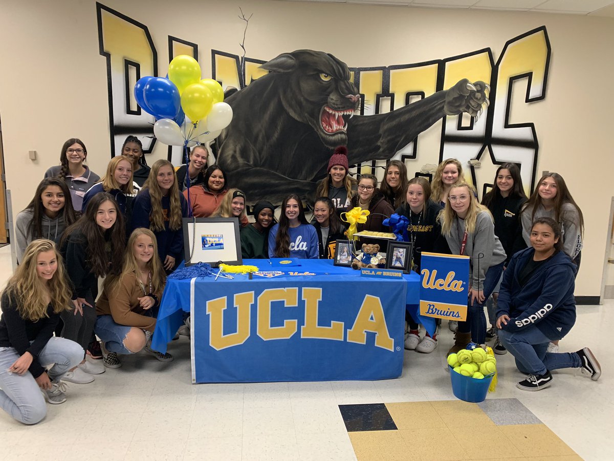 The program surrounded Carson Armijo as she signed her LOI to UCLA 🥎🥎🥎

Congrats Carson! Let’s go have a stellar year &amp; go out with a bang!
