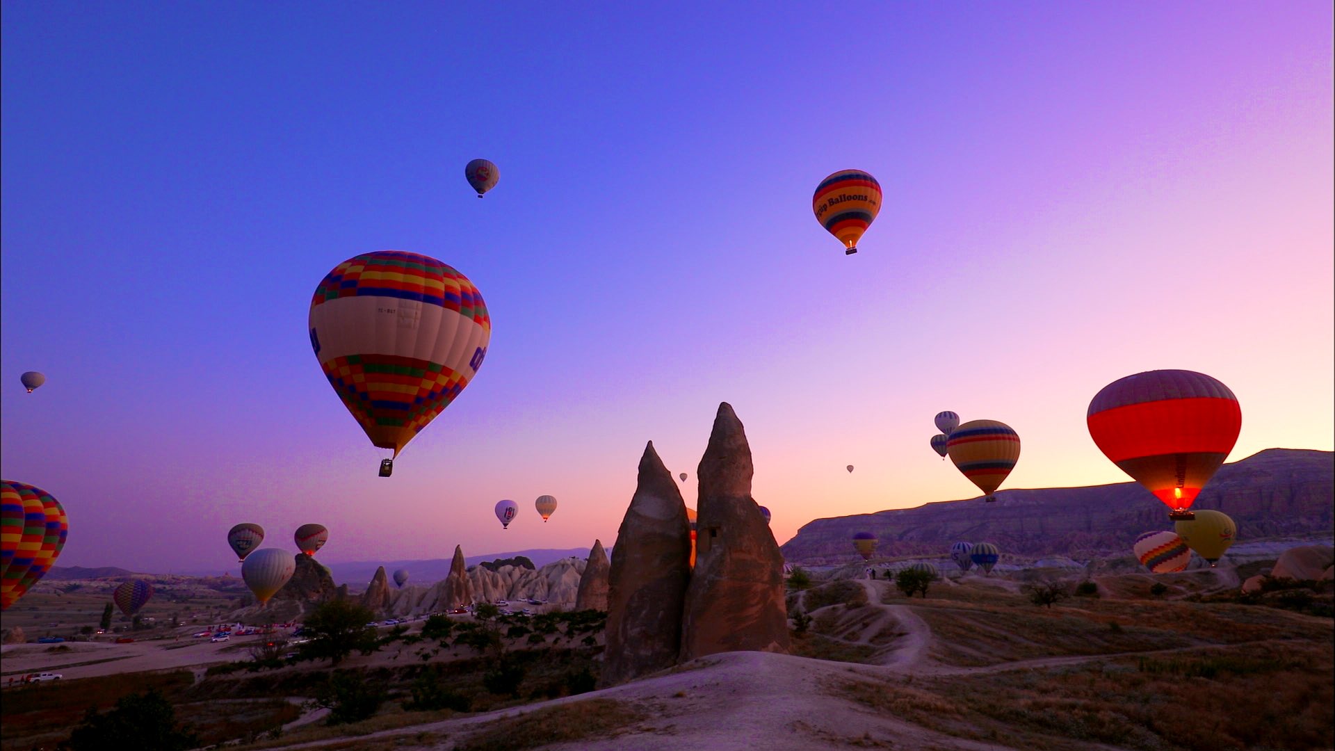 世界遺産 トルコ カッパドキアの夜明け 朝日の中に林立する奇岩を空から眺めようと 気球が飛び立ちます これぞインスタ映え 世界遺産 トルコ カッパドキア 奇岩 気球 インスタ映え T Co Dqh2kfbefi Twitter