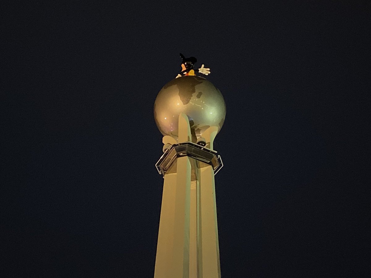 WDWNT's tweet photo. Not only is the Crossroads globe broken, Mickey is backwards #WDWNTfix https://t.co/4rSUScDYrF