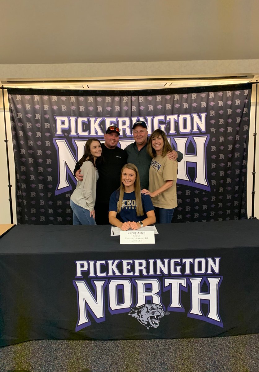 carley_auten's tweet photo. It’s official, dreams do come true. #signed🖋 https://t.co/cvD2kWUgMG