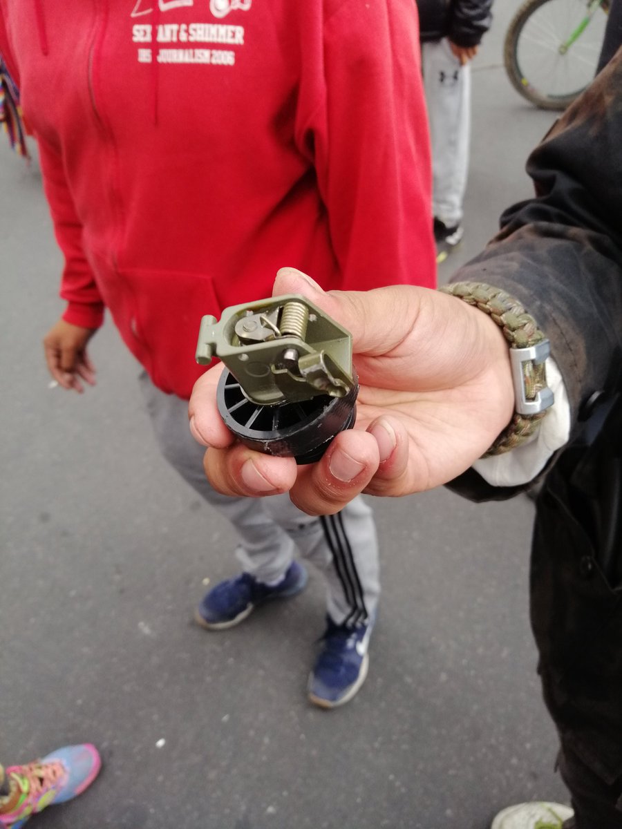 canela_cs's tweet photo. @Srta_Poroto @rubenivanes @jmkarg @AshabaOmiLari Están en el piso para evitar los gases, no para hacerse a los muertos.
Sólo la prensa internacional cubre lo que está pasando.

Esa foto es de las 16:00, minutos después lanzaron granadas militares. https://t.co/LWWUZ61CW0