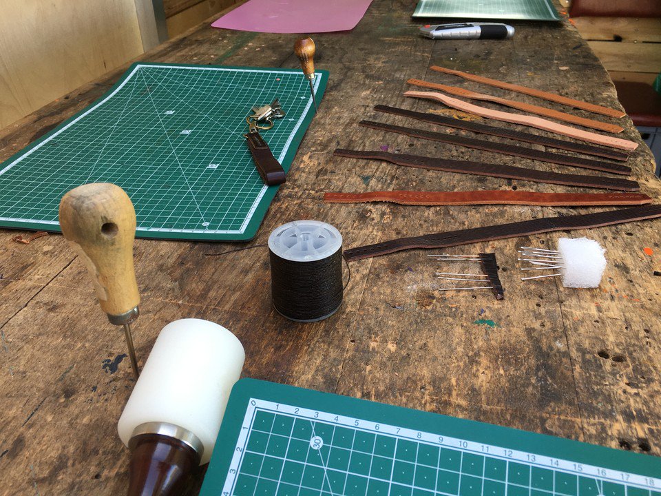 die_Tueftelei's tweet photo. lässige Keyhager - genau im letzten Herbst Workshop  #dietueftelei #werkstatt #makersgonnamake #tinkering #werkstation #instadiy #makersmovement #makers #ourmakerlife #makerspace #mobilefablab  #München #089make https://t.co/Yr5TZdqdBs