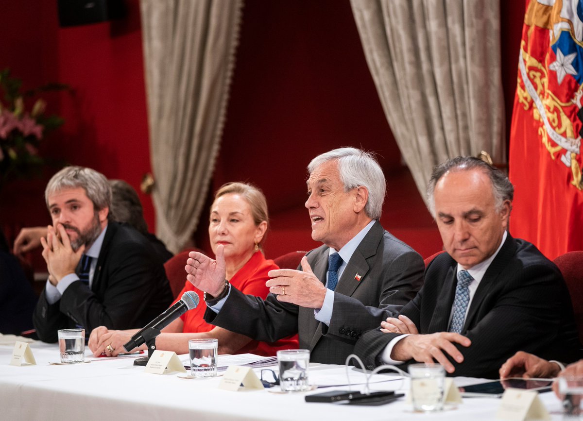 20182022Archivo's tweet photo. El Pdte @sebastianpinera se reunió hoy en La Moneda con ministros y subsecretarios para abordar acuerdos por la paz, justicia y agenda social, y nueva Constitución. Más en: https://t.co/js35xdfoAT #AcuerdoPorLaPaz https://t.co/EMmVyGXVVO