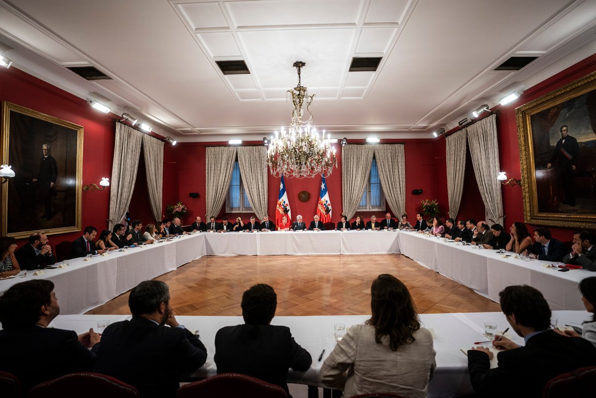20182022Archivo's tweet photo. El Pdte @sebastianpinera se reunió hoy en La Moneda con ministros y subsecretarios para abordar acuerdos por la paz, justicia y agenda social, y nueva Constitución. Más en: https://t.co/js35xdfoAT #AcuerdoPorLaPaz https://t.co/EMmVyGXVVO