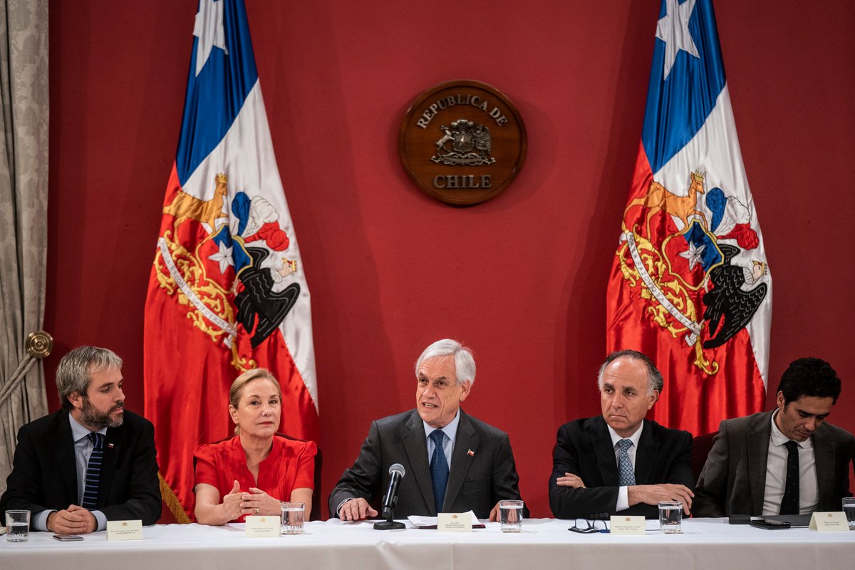20182022Archivo's tweet photo. El Pdte @sebastianpinera se reunió hoy en La Moneda con ministros y subsecretarios para abordar acuerdos por la paz, justicia y agenda social, y nueva Constitución. Más en: https://t.co/js35xdfoAT #AcuerdoPorLaPaz https://t.co/EMmVyGXVVO