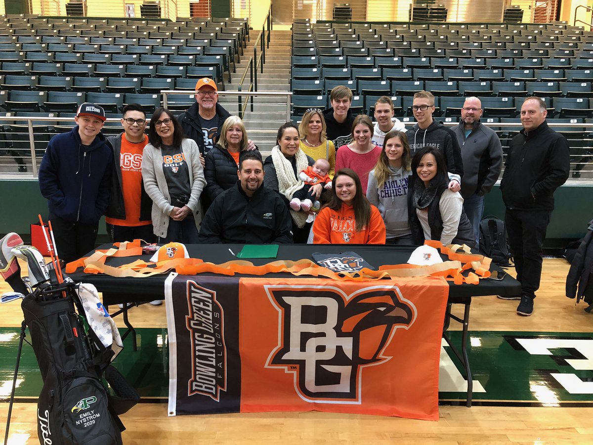 Emily_Golf17's tweet photo. It’s official!! Thank you everyone for coming out and supporting me!  So blessed🧡 #BGSU https://t.co/aj5uxC48Ri