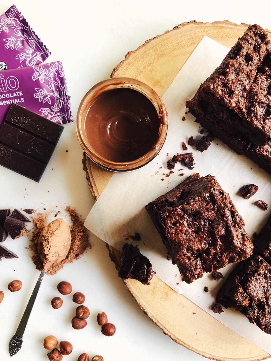 Cacao grows on trees, meaning it’s kind of like a vegetable, meaning these brownies are basically like eating salad...right? 🥦🤔😛 If you haven’t yet tried our #Rawmio Chocolate Hazelnut Sweet Potato Brownies you’re missing out! 

rawguru.com/blog/rawmio-ve…