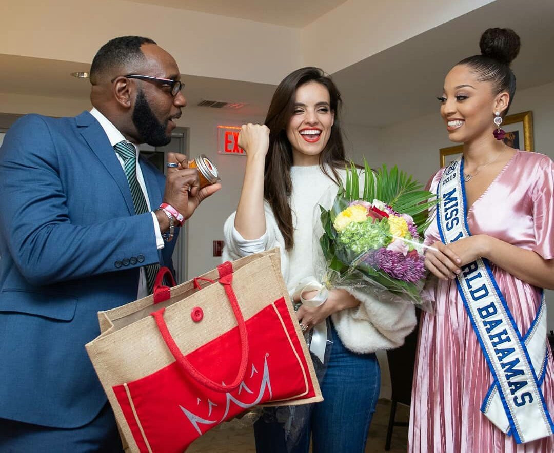 MissWorldTime's tweet photo. A warm welcoming the #MW2018 Vanessa Ponce de León as she arrives in Nassau for a four day visit.
It's the first time a reigning Miss World will visit the Bahamas. While here she will have a busy schedule of appearances and hurricane relief fundraisers https://t.co/7Ya72Zw7lX https://t.co/ADetIOvfoh