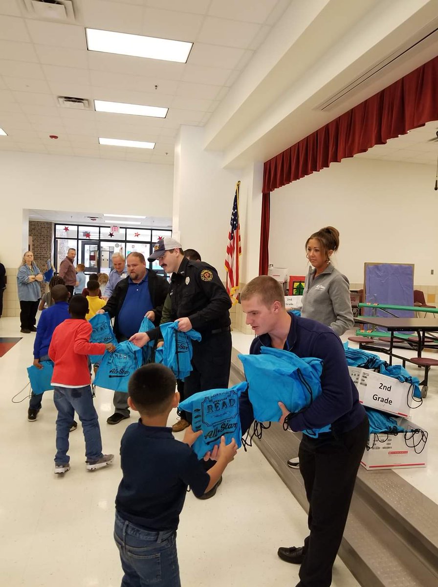 gracemancilla's tweet photo. Blessed with a community that supports Literacy. Operation Read delivered four free books for every student at Southside Elementary#palestineisd
#OperationRead https://t.co/cj0vbnrYNF