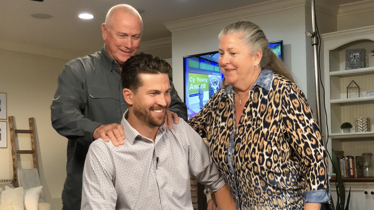 Mets's tweet photo. Love from the family! 🧡💙 #NLCyYoung https://t.co/AWzyVRlPPm