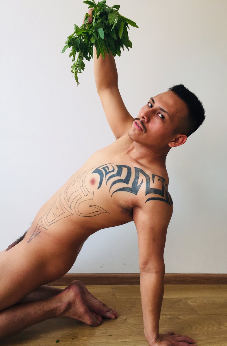 eat_guy's tweet photo. Roy vino el otro día y le di un manojo de #epazote , la hierba aromática más importante de Mexico. 
#mayanguy #mexicanguy #gayguy #gay #mexico #cdmx #cocinamexicana #aromaticherb #mexicocity #mexicancuisine #mexicanfood #sexygay #nakedgay #latingay #sexyboy #eataguy https://t.co/oMyZGoBosr