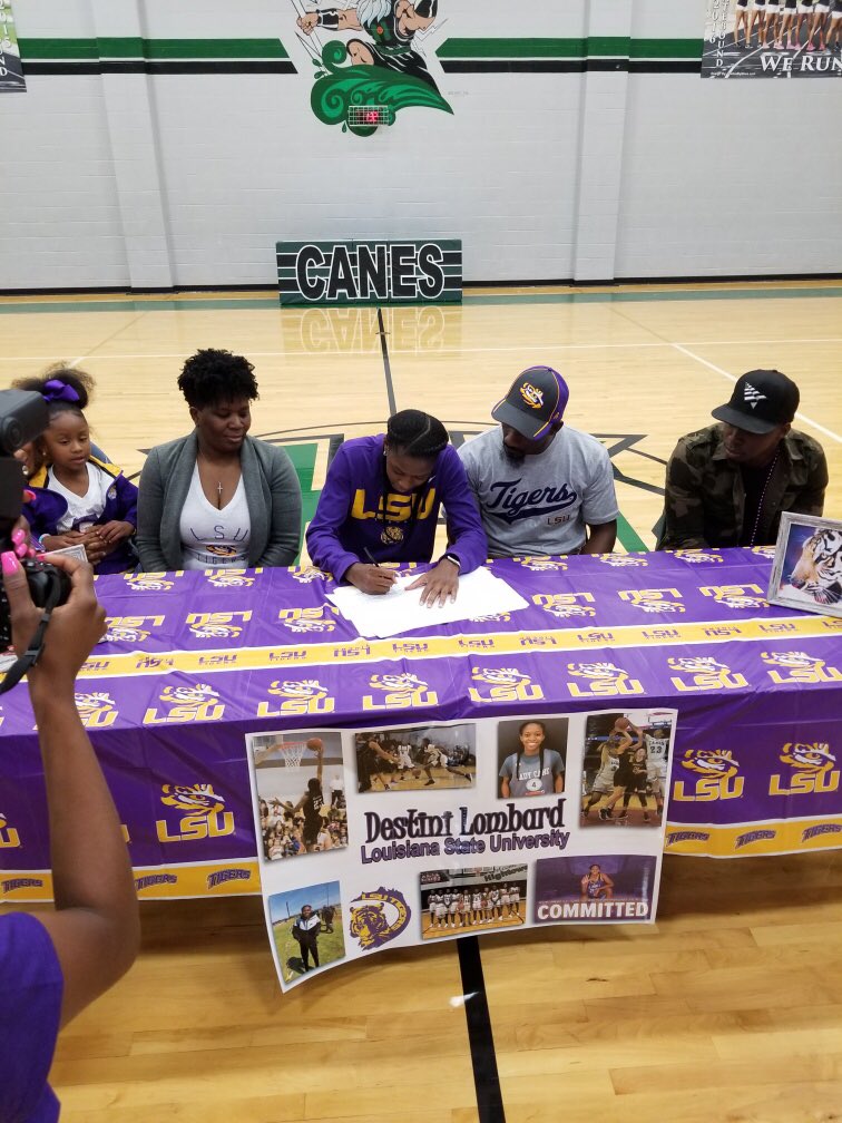 Coach_Jay_'s tweet image. It ain’t enuff characters in a tweet to say all that we could say, @_iceyy_dezto congrats Lil mama they woke now!!! #LSUBound #NationalSigningDay  #GeauxTigers 🐯💜⚜️💛🏀