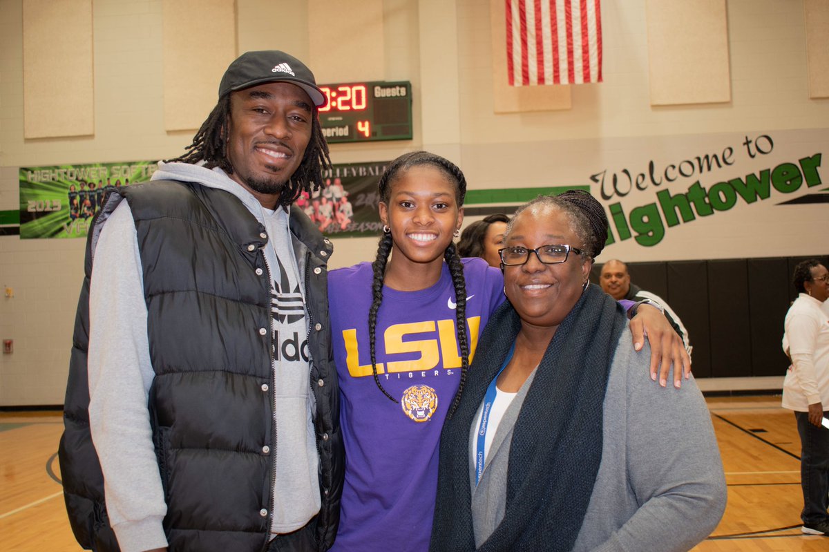 Coach_Jay_'s tweet image. It ain’t enuff characters in a tweet to say all that we could say, @_iceyy_dezto congrats Lil mama they woke now!!! #LSUBound #NationalSigningDay  #GeauxTigers 🐯💜⚜️💛🏀