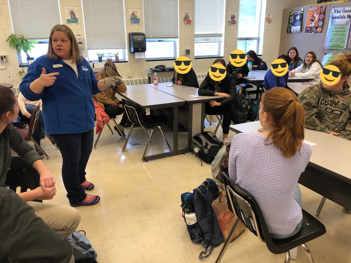emsandy's tweet photo. Thank you Shannon from @MillerParkZoo for coming to @uhighisu to talk with our Girls in STEM club about your #STEM journey! They loved meeting all your animals! #girlsinSTEM #WomenInSTEM #Zoo @SolbergChem https://t.co/EJsS99Dh5B