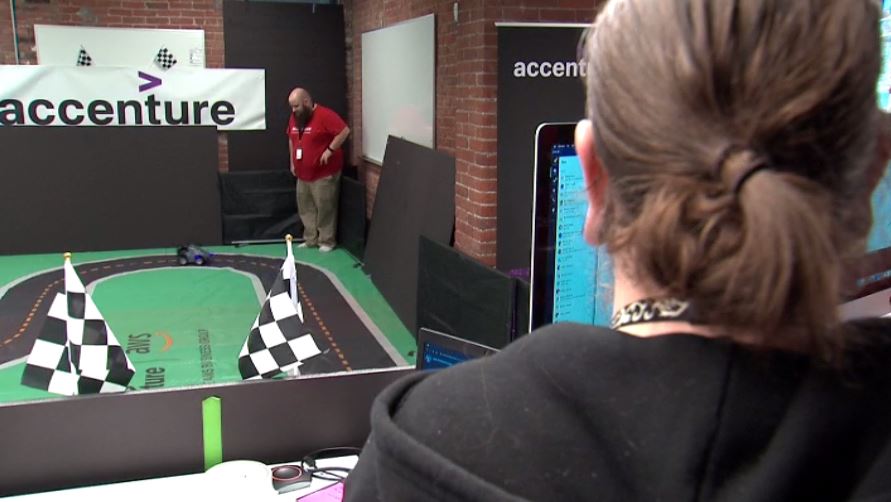 10TV's tweet photo. Apprenticeship programs helping Columbus State students land in-demand tech jobs https://t.co/yxJ1Qpz7Y2 #10TV https://t.co/8geVjS1J2S