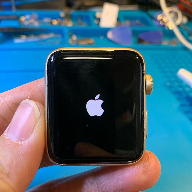 clarezoe's tweet photo. Skärmen har byts och touch fungerar men ingen force touch. Det blir nästa steg att byta force touch sensor flex.

#kvinnansomfixarsaker #thewomanwhofixes #applewatchrepair #applewatchseries2 #righttorepair #newhobby #forcetouch https://t.co/xFPqVQO8Y3 https://t.co/r2fhz3AHWH