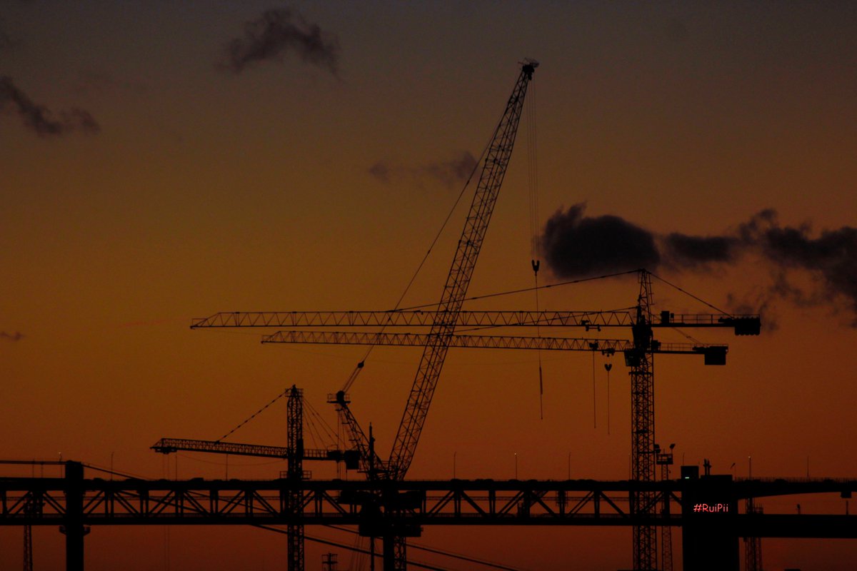 ruipii's tweet photo. #RuiPii #Construção #Desconstrução #PonteSobreORioTejo #Sunset #HardDayWork @CamaraLisboa @Lisboa_Antiga @portodelisboa @TurismodeLisboa #Portugal 🇵🇹 https://t.co/UETFMo1KvY