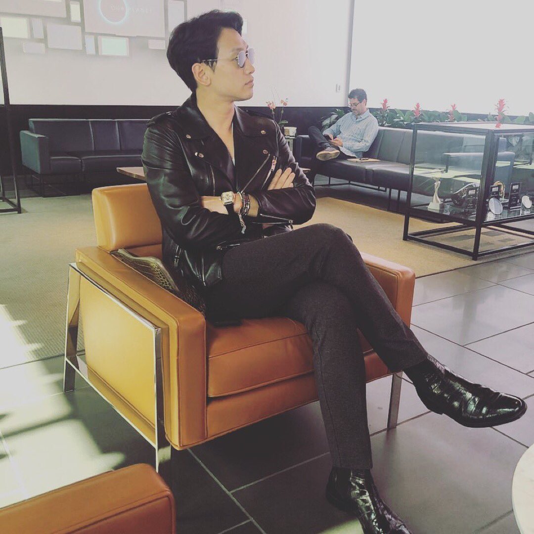 BiBR__'s tweet photo. [RAINSTAGRAM] 111119 | "Esperando...esperando, esperando, esperando...Tempo diferente. Menos de dez dias. eu trabalho duro #dezdias #nãoestouimpressionado #cansado #LA" https://t.co/Hwh5Atip8n
