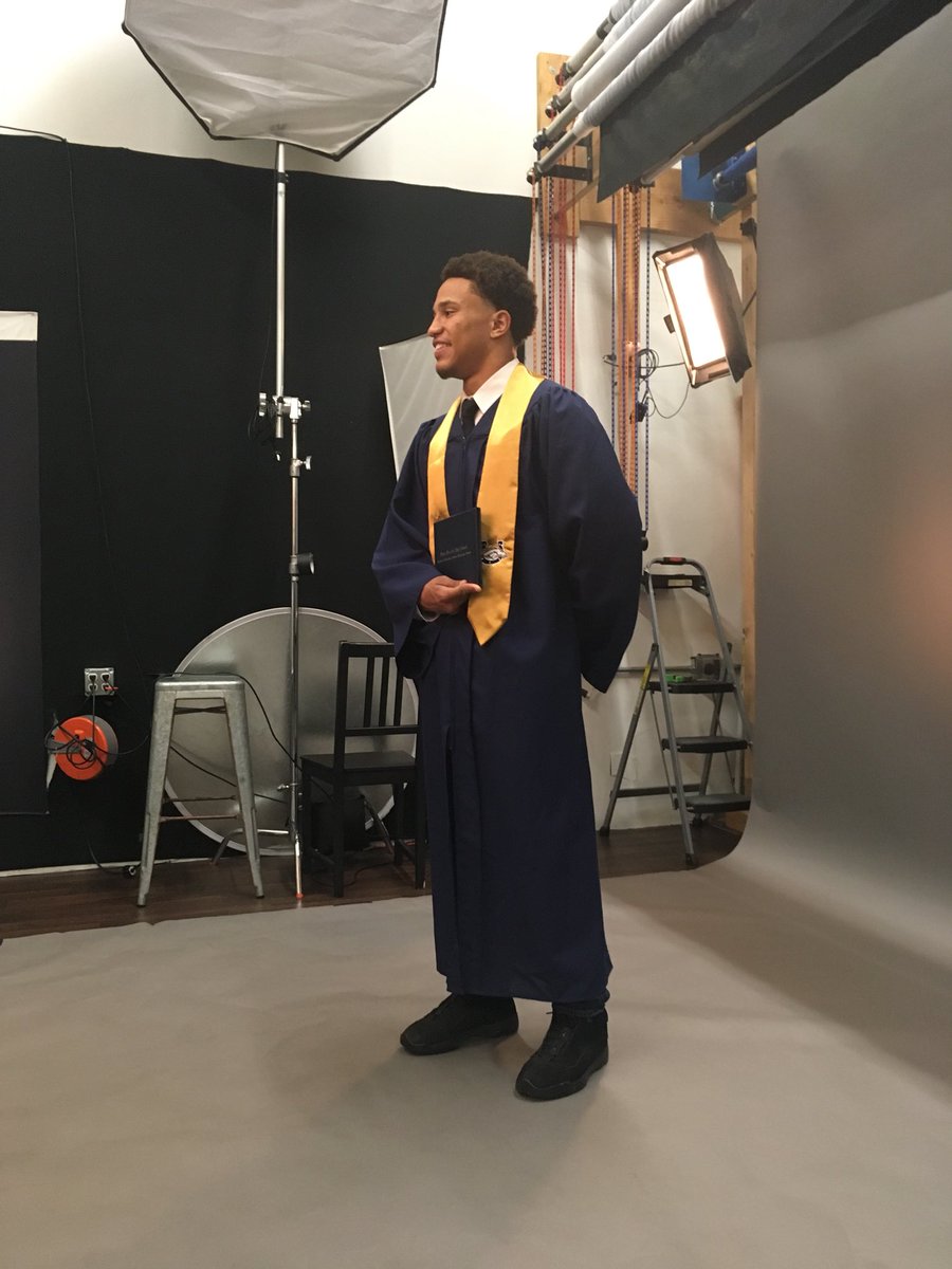 moniluv93's tweet photo. This happened last night.... yes, I ugly cried... last of the crew. #co2020 #VMHS #BRONCOS #studio94 #seniorpics https://t.co/YuTy6TMccD