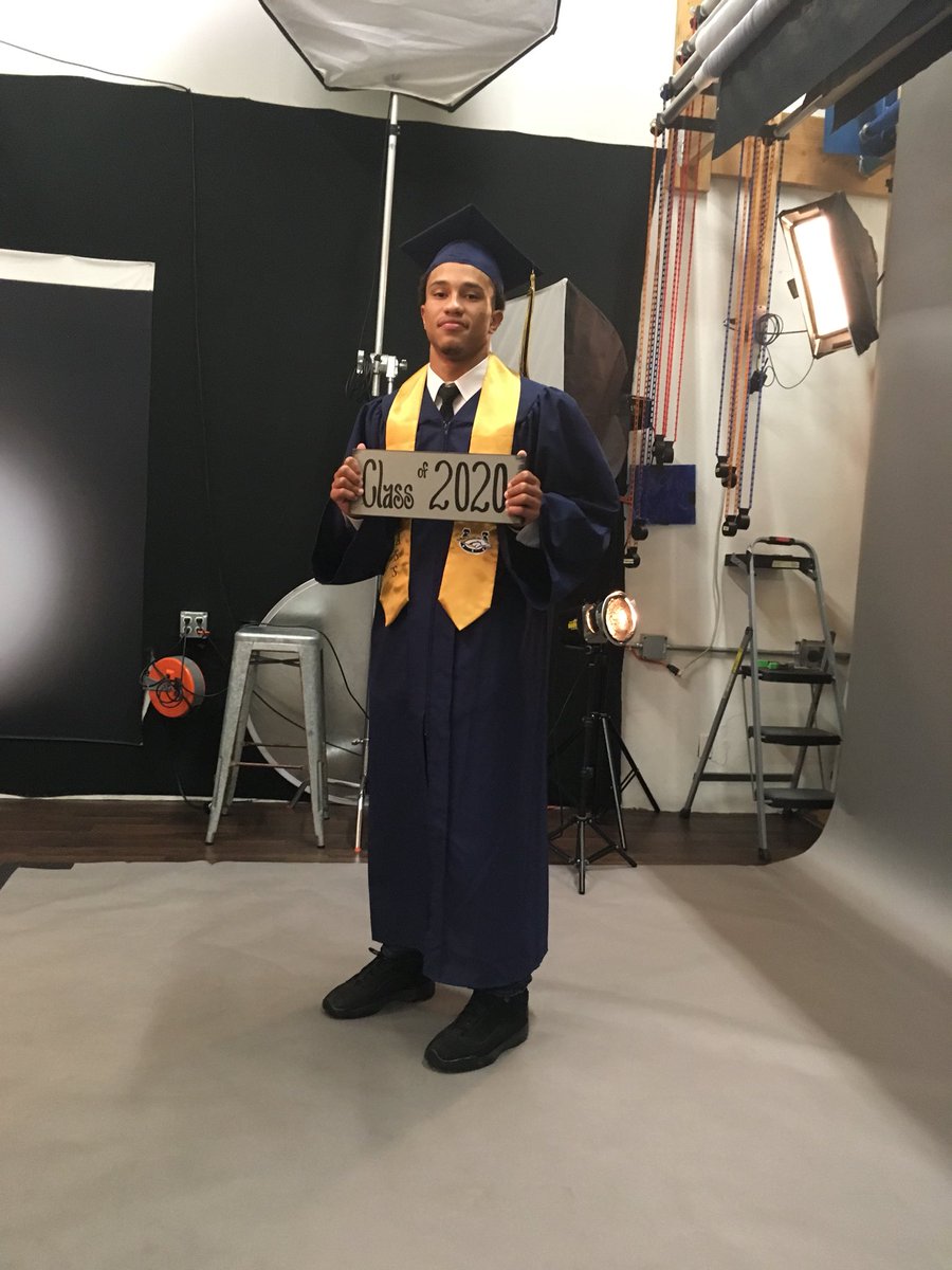 moniluv93's tweet photo. This happened last night.... yes, I ugly cried... last of the crew. #co2020 #VMHS #BRONCOS #studio94 #seniorpics https://t.co/YuTy6TMccD