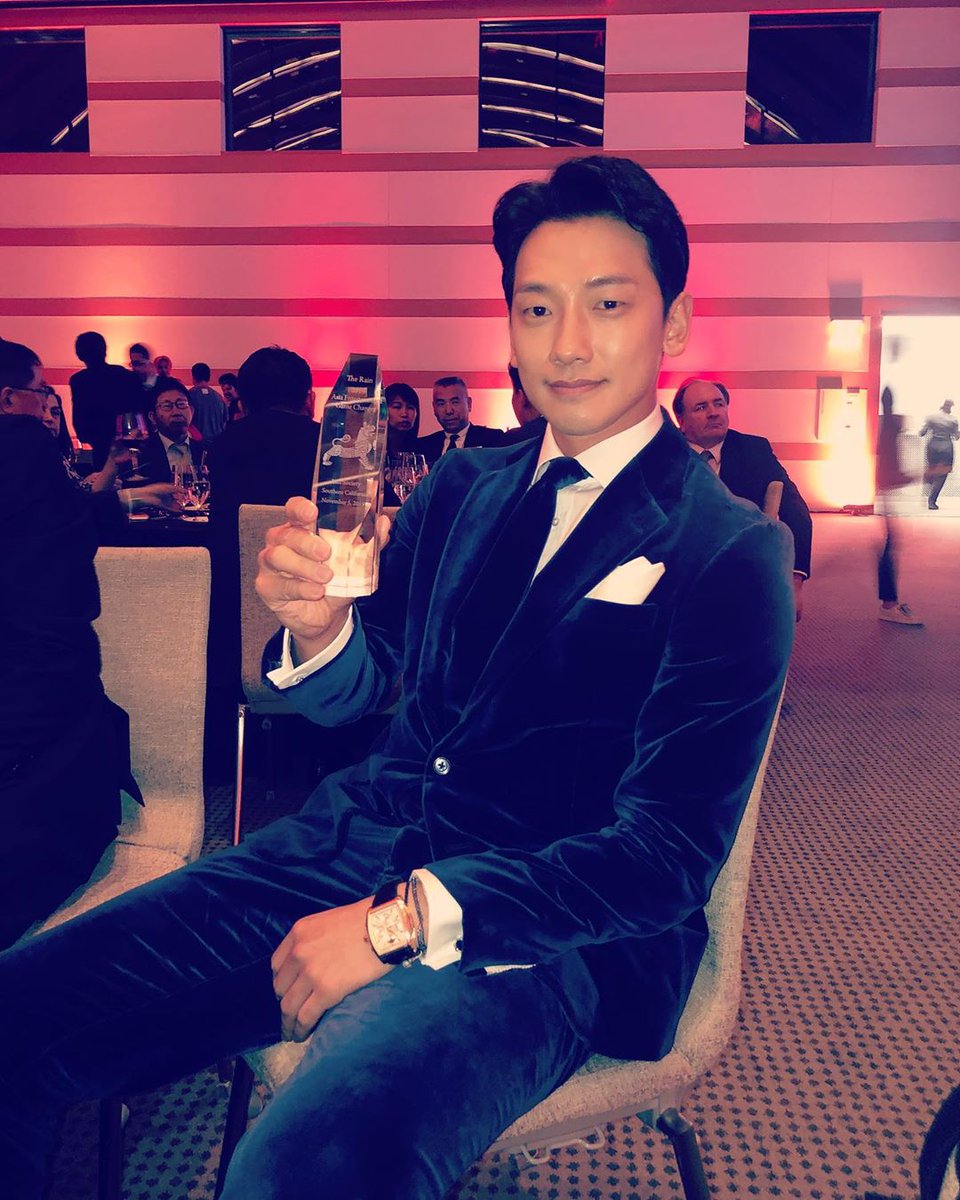BiBR__'s tweet photo. [RAINSTAGRAM] 121119 | "#asiasocietyawards2019 #gamechanger #emLA #com #ralphlauren" https://t.co/aVWsTDvQmF