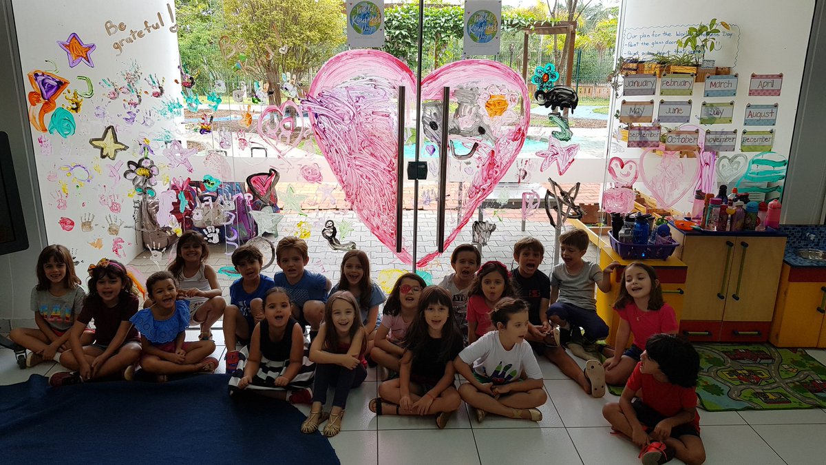 PochPamela's tweet photo. World Kindness Day❣ Kindergarteners decorating the classroom. @EscolaConcept @inabetta #WorldKindnessDay #ChooseKindness #Kindergarten https://t.co/qHF7UhMzT8