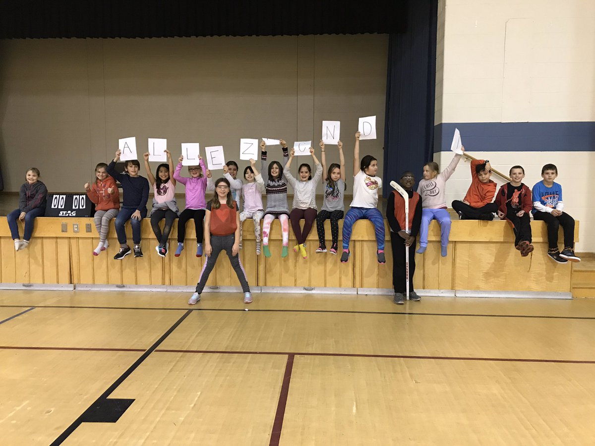 Encourager nos camarades de classe et le restant de l’équipe de hockey-balle : rien de plus beau, rien de plus canadien! #allezacnd #espritsportif #4eMmeRaphaëlle <a href="/Michael_eao/">M. Michael Lalonde</a> <a href="/acnotredame/">Académie catholique Notre-Dame</a>