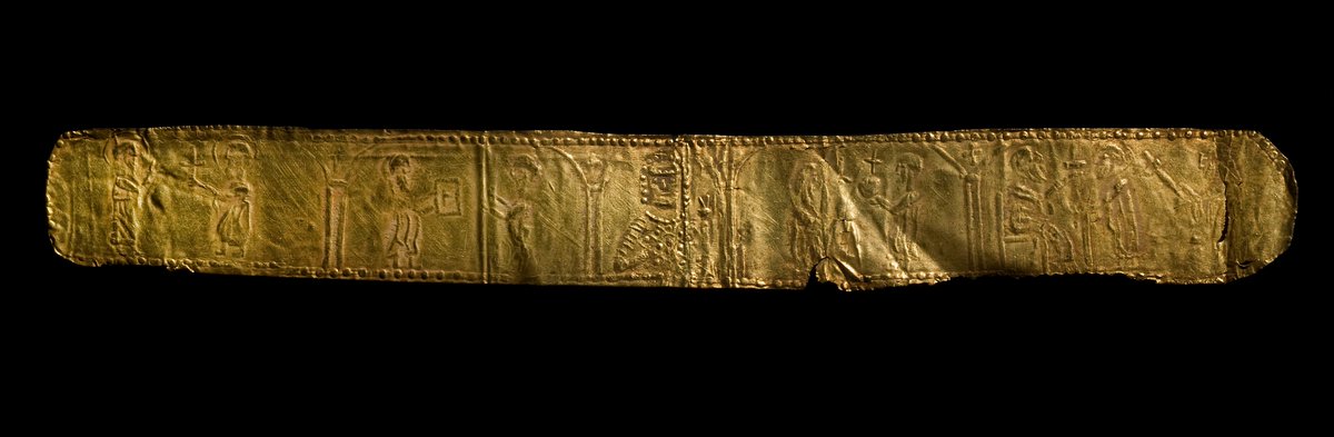 Tuesday's #ObjectoftheDay was MU4576: 12th century #Byzantine diadem with a Christian scene. This object was meant to inspire in the viewer a sense of wonder &amp; an awareness of the prestige &amp; piety of the woman who wore it. 

Chosen by <a href="/alexkujanpaa/">Alexandra Kujanpaa</a> 🙏👑
📷 Effy Alexakis