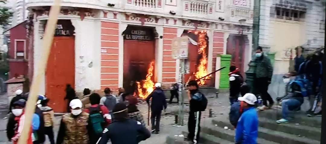 AdriSoria7's tweet photo. Así se llevó a cabo la marcha pacífica de los seguidores de #EvoMorales elb13/11/19. Este es sólo uno de los muchos daños provocados por estas personas.
#Bolivia #BoliviaNoHayGolpe #FraudeEnBolivia #EvoNoEresBienvenido #Vandalismo @CNN @CNNEE @eltreceprensa https://t.co/Rp9jssd9DT