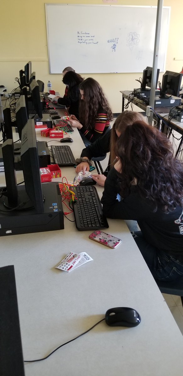 Grade 9 students at Dorset Collegiate are getting creative making controllers with Makey Makeys to use with games they programmed in Scratch.
<a href="/brilliant_labs/">Brilliant Labs / Labos Créatifs</a> #MakerEdNL