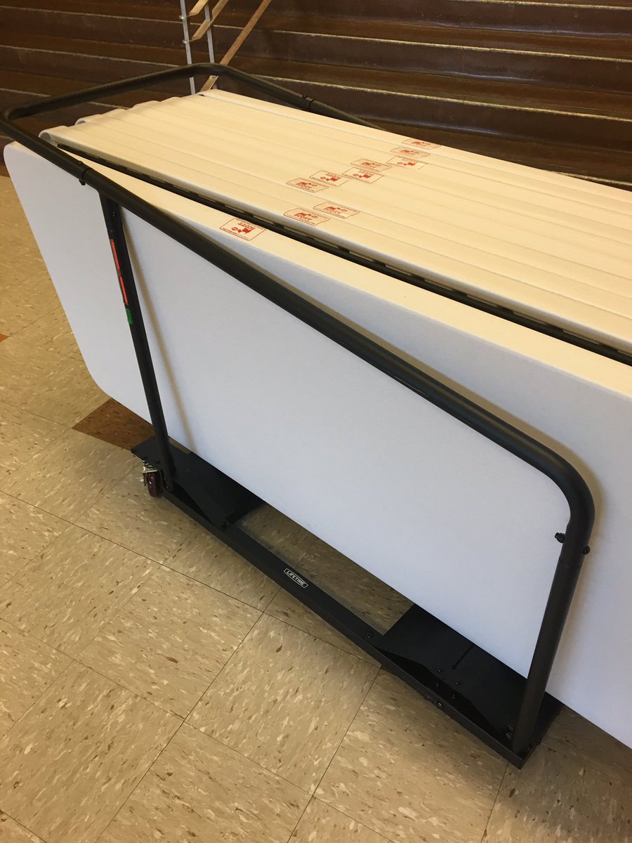 Gracias <a href="/SomosScott/">Scott School</a> PTA por las mesas!  Thank you PTA For the tables! <a href="/megmccarter/">Dr. Megan McCarter</a>