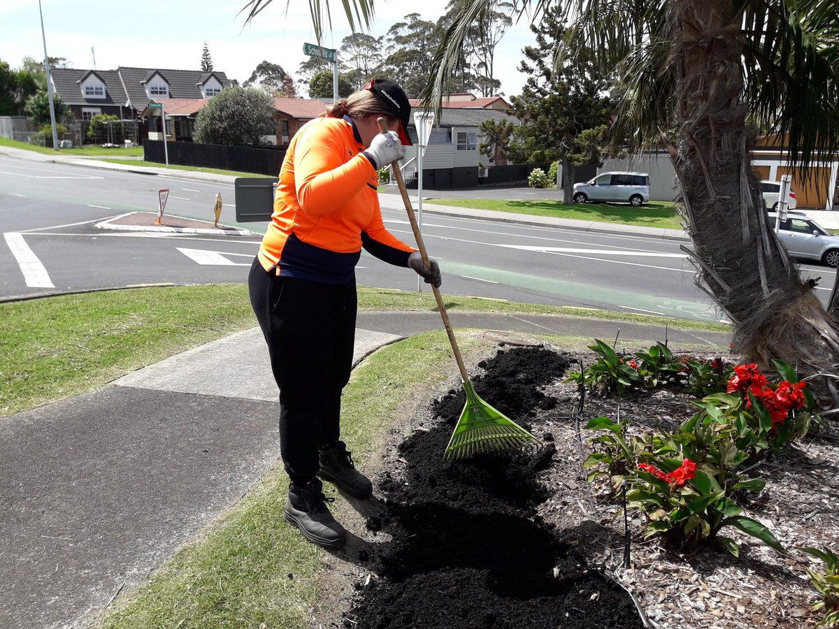 UMS_Global's tweet photo. In July, #UMS NZ started collecting #greenwaste that would have normally been sent to landfill and have been transported it to Envirofert to be turned into compost. Since then, we have already diverted 5500kg of green waste from the landfill this year.

#sustainability #recycle https://t.co/8tJv5lbeMZ