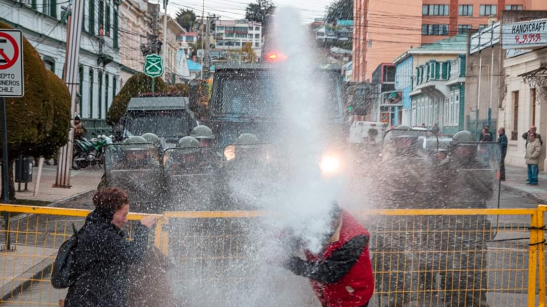 sombrazz's tweet photo. Secuencia de un hecho producido en #puq.
No se ve amenaza a carabineros
Que "protocolo" justifica accionar el guanaco directo al cuerpo y a esa distancia contra un manifestante?
Crédito fotográfico @AkinBarria
A darle RT https://t.co/dT2HEOGOtS