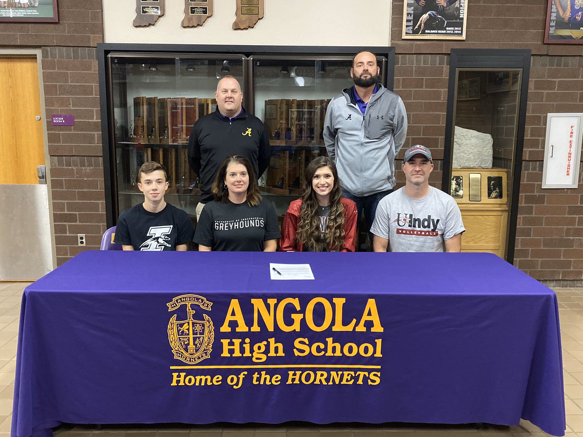 LBpineapple's tweet photo. Congrats to our 18’s Black OH @AshlynMeyer14 for signing her NLI to @UIndyVball #PineappleFamily. #TPThroughAndThrough https://t.co/mtV1PpnmfS